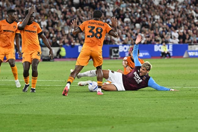 West Ham vs Wolves Championship Joel Piroe of West Ham United is brought down to give his side a penalty during the West Ham vs Wolverhampton Wanderers, EFL Championship match at the London Stadium Stratford. This image is for EDITORIAL USE ONLY. Licence required from the Football DataCo for any other use. London The London Stadium UK Copyright: xMartinxDaltonx WestHam_vs_Wolves_010926_MD_011