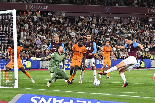 West Ham vs Wolves Championship Manor Solomon of West Ham United shoots for goal during the West Ham vs Wolverhampton Wanderers, EFL Championship match at the London Stadium Stratford. This image is for EDITORIAL USE ONLY. Licence required from the Football DataCo for any other use. London The London Stadium UK Copyright: xMartinxDaltonx WestHam_vs_Wolves_010926_MD_012