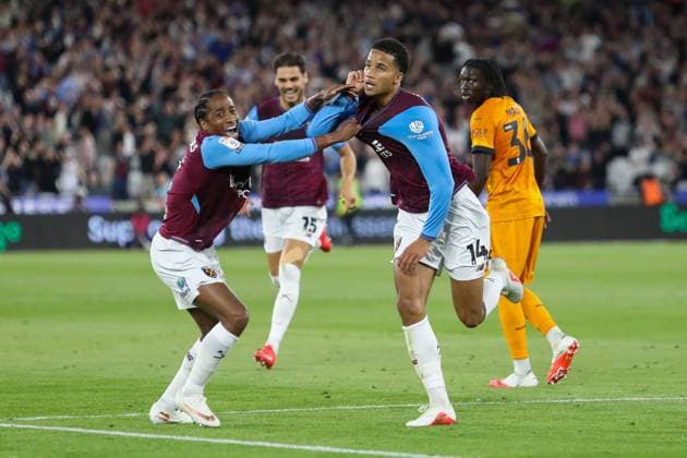Divine Mukasa of West Ham United celebrates scoring his team s first goal with teammates West Ham United v Wolverhampton Wanderers, EFL Championship, Football, London Stadium, London, UK, 01 09 2026, England - 01 Sep 2026London London Stadium England United Kingdom EDITORIAL USE ONLY No use with unauthorised audio, video, data, fixture lists, club league logos or live services. Online in-match use limited to 120 images, no video emulation. No use in betting, games or single club league player publications.  Copyright: xHanc WiredxPhotos Shutterstockx 17129749y