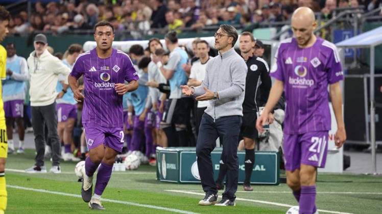 01.09.2026, xrekx, Fussball DFB Pokal 1.Runde, Hamburg-Eimsbütteler Ballsport-Club - Borussia Dortmund v.l. Niko Kovac Trainer (Borussia Dortmund) gibt Anweisungen, gestikuliert, mit den Armen gestikulieren gives instructions, gesticulate Hamburg *** September 1, 2026, xrekx, Soccer, DFB Cup First Round, Hamburg Eimsbütteler Ballsport Club vs. Borussia Dortmund; Niko Kovac, coach of Borussia Dortmund, gives instructions and gestures with his arms; Hamburg