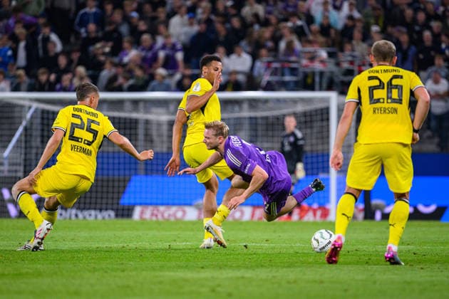 Fußball I Saison 2026-2027 I DFB-Pokal I 1. Runde I HEBC - Borussia Dortmund I 01.09.2026 Felix Nmecha (8, Borussia Dortmund), Tjorven Köhler (7, HEBC Hamburg) Hamburg Volksparkstadion Hamburg Deutschland *** Soccer I 2026–2027 Season I DFB Cup I First Round I HEBC vs. Borussia Dortmund I September 1, 2026 Felix Nmecha 8, Borussia Dortmund, Tjorven Köhler 7, HEBC Hamburg, Volksparkstadion, Hamburg, Germany Copyright: xLobecax xHenningxRohlfsx