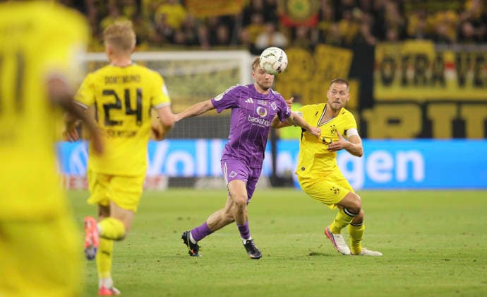 Foto : Waldemar ANTON ( BVB ) gegen Tjorven KÖHLER (HEBC , links) Fussball DFB Pokal , 1. Runde am Di. 01.09.2026 HEBC - Borussia Dortmund *** Photo by Waldemar ANTON: BVB vs. Tjorven KÖHLER, HEBC; on the left, DFB Cup soccer, 1st round on Tue, Sept. 1, 2026, HEBC vs. Borussia Dortmund