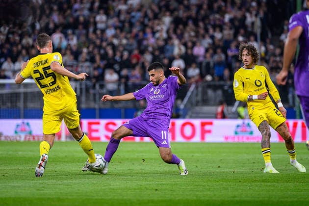 Fußball I Saison 2026-2027 I DFB-Pokal I 1. Runde I HEBC - Borussia Dortmund I 01.09.2026 Joey Veerman (25, Borussia Dortmund), Hammed Nawaz (11, HEBC Hamburg) Hamburg Volksparkstadion Hamburg Deutschland *** Soccer 2026–2027 Season DFB Cup First Round HEBC vs. Borussia Dortmund September 1, 2026 Joey Veerman (25), Borussia Dortmund; Hammed Nawaz (11), HEBC Hamburg Hamburg Volksparkstadion, Hamburg, Germany Copyright: xLobecax xHenningxRohlfsx
