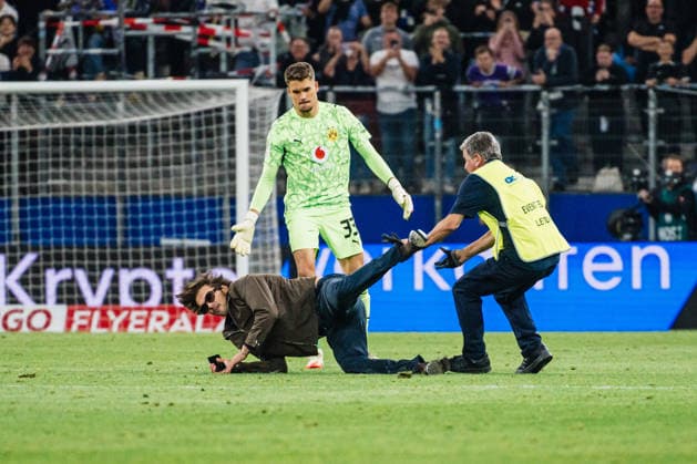 DFB-Pokal: HEBC - Borussia Dortmund, 01.09.2026 Flitzer auf dem Spielfeld, wird vom Sicherheitsdienst vom Spielfeld begleitet; Fußball, DFB-Pokal, 1. Runde: HEBC vs. Borussia Dortmund am 01.09.2026 im Volksparkstadion, Hamburg DFB REGULATIONS PROHIBIT ANY USE OF PHOTOGRAPHS AS IMAGE SEQUENCES AND OR QUASI-VIDEO. *** DFB Cup: HEBC vs. Borussia Dortmund, September 1, 2026; A streaker on the field is escorted off by security; Soccer, DFB Cup, First Round: HEBC vs. Borussia Dortmund on September 1, 2026, at the Volksparkstadion, Hamburg. DFB regulations prohibit any use of photographs as image sequences and or quasi-video. Copyright: xBEAUTIFULxSPORTS Tonhäuserx