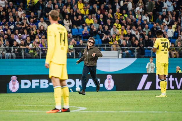 DFB-Pokal: HEBC - Borussia Dortmund, 01.09.2026 Flitzer auf dem Spielfeld; Fußball, DFB-Pokal, 1. Runde: HEBC vs. Borussia Dortmund am 01.09.2026 im Volksparkstadion, Hamburg DFB REGULATIONS PROHIBIT ANY USE OF PHOTOGRAPHS AS IMAGE SEQUENCES AND OR QUASI-VIDEO. *** DFB Cup: HEBC vs. Borussia Dortmund, September 1, 2026; streaker on the field; soccer; DFB Cup; First Round: HEBC vs. Borussia Dortmund on September 1, 2026, at Volksparkstadion, Hamburg. DFB regulations prohibit any use of photographs as image sequences and or quasi-video. Copyright: xBEAUTIFULxSPORTS Tonhäuserx