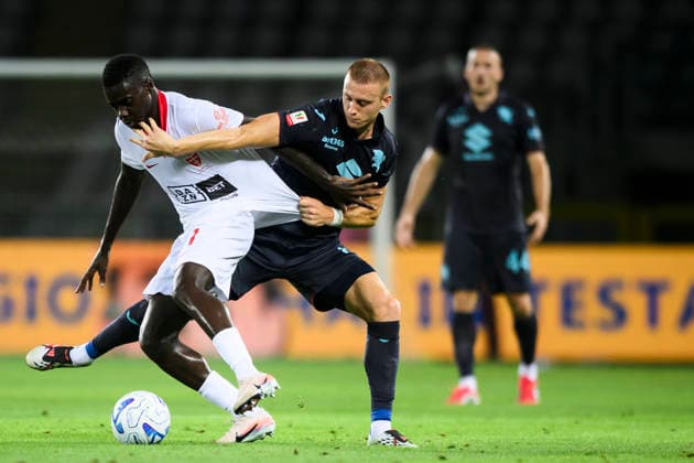 Torino FC v AC Monza - Coppa Italia Omari Forson of AC Monza competes for the ball with Pietro Comuzzo of Torino FC during the Coppa Italia football match between Torino FC and AC Monza. Turin Italy Copyright: xNicolòxCampox