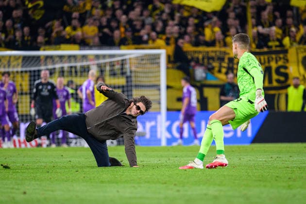 Fußball I Saison 2026-2027 I DFB-Pokal I 1. Runde I HEBC - Borussia Dortmund I 01.09.2026 Flitzer auf dem Spielfeld. Alexander Meyer (33, Borussia Dortmund) Hamburg Volksparkstadion Hamburg Deutschland *** Soccer 2026–2027 Season DFB Cup First Round HEBC vs. Borussia Dortmund September 1, 2026 Streaker on the Field: Alexander Meyer, 33, Borussia Dortmund Volksparkstadion, Hamburg, Germany Copyright: xLobecax xHenningxRohlfsx