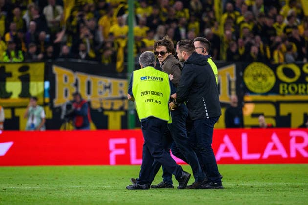 Fußball I Saison 2026-2027 I DFB-Pokal I 1. Runde I HEBC - Borussia Dortmund I 01.09.2026 Flitzer auf dem Spielfeld. Hamburg Volksparkstadion Hamburg Deutschland *** Soccer 2026–2027 Season DFB Cup First Round HEBC vs. Borussia Dortmund September 1, 2026 Streaker on the field at Hamburg s Volksparkstadion, Hamburg, Germany Copyright: xLobecax xHenningxRohlfsx
