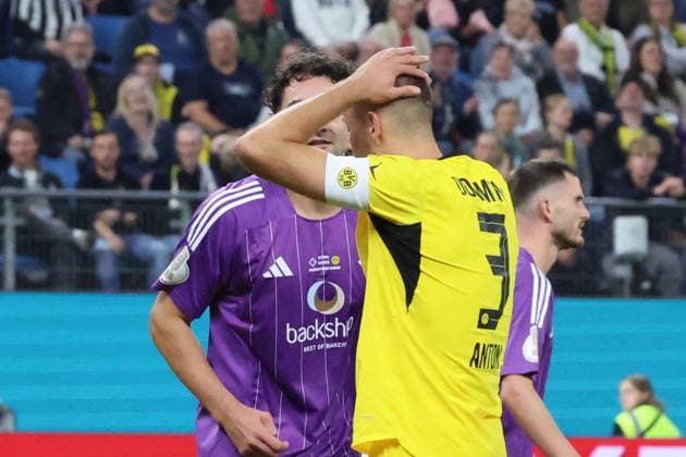 01.09.2026, xrekx, Fussball DFB Pokal 1.Runde, Hamburg-Eimsbütteler Ballsport-Club - Borussia Dortmund v.l. Waldemar Anton (Borussia Dortmund) enttaeuscht, enttäuscht, schaut enttaeuscht, niedergeschlagen, disappointed Hamburg *** September 1, 2026, xrekx, Soccer DFB Cup 1st Round, Hamburg Eimsbütteler Ballsport Club vs. Borussia Dortmund, photo by Waldemar Anton: Borussia Dortmund looks disappointed, dejected, and downcast; Hamburg