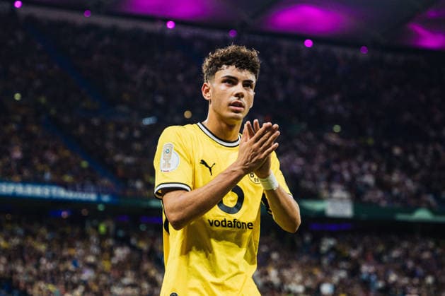 DFB-Pokal: HEBC - Borussia Dortmund, 01.09.2026 Samuele Inacio (Borussia Dortmund, 40) wurde ausgewechselt, klatscht zu den Fans; Fußball, DFB-Pokal, 1. Runde: HEBC vs. Borussia Dortmund am 01.09.2026 im Volksparkstadion, Hamburg DFB REGULATIONS PROHIBIT ANY USE OF PHOTOGRAPHS AS IMAGE SEQUENCES AND OR QUASI-VIDEO. *** DFB Cup: HEBC vs. Borussia Dortmund, September 1, 2026. Samuele Inacio of Borussia Dortmund, age 40, was substituted and clapped to the fans. Soccer, DFB Cup, First Round: HEBC vs. Borussia Dortmund on September 1, 2026, at the Volksparkstadion, Hamburg. DFB regulations prohibit any use of photographs as image sequences and or quasi-video content. Copyright: xBEAUTIFULxSPORTS Tonhäuserx