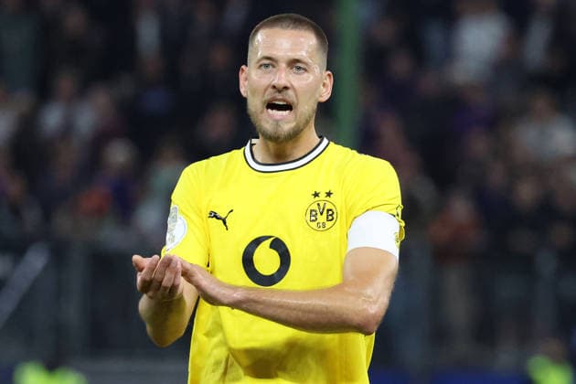 01.09.2026, xrekx, Fussball DFB Pokal 1.Runde, Hamburg-Eimsbütteler Ballsport-Club - Borussia Dortmund v.l. Waldemar Anton (Borussia Dortmund) gibt Anweisungen, gestikuliert, mit den Armen gestikulieren gives instructions, gesticulate Hamburg *** September 1, 2026, xrekx, Soccer DFB Cup 1st Round, Hamburg Eimsbütteler Ballsport Club vs. Borussia Dortmund, photographed by Waldemar Anton; Borussia Dortmund gives instructions, gesticulates with his arms; Hamburg