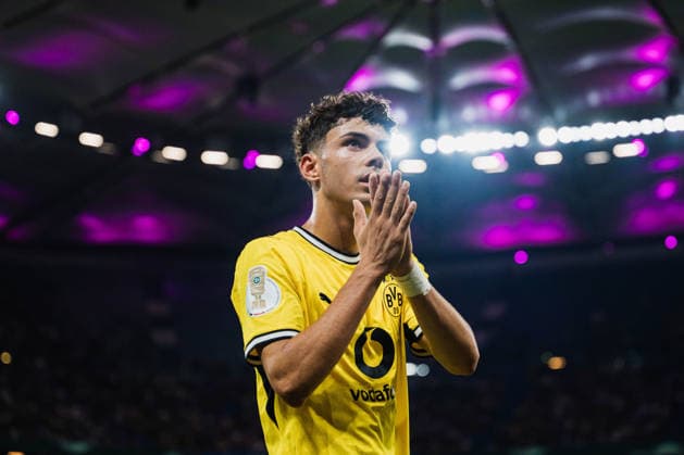 DFB-Pokal: HEBC - Borussia Dortmund, 01.09.2026 Samuele Inacio (Borussia Dortmund, 40) wurde ausgewechselt, klatscht zu den Fans; Fußball, DFB-Pokal, 1. Runde: HEBC vs. Borussia Dortmund am 01.09.2026 im Volksparkstadion, Hamburg DFB REGULATIONS PROHIBIT ANY USE OF PHOTOGRAPHS AS IMAGE SEQUENCES AND OR QUASI-VIDEO. *** DFB Cup: HEBC vs. Borussia Dortmund, September 1, 2026—Samuele Inacio (Borussia Dortmund, age 40) was substituted and clapped for the fans. Soccer, DFB Cup, First Round: HEBC vs. Borussia Dortmund on September 1, 2026, at the Volksparkstadion, Hamburg. DFB regulations prohibit any use of photographs as image sequences and or quasi-video content. Copyright: xBEAUTIFULxSPORTS Tonhäuserx