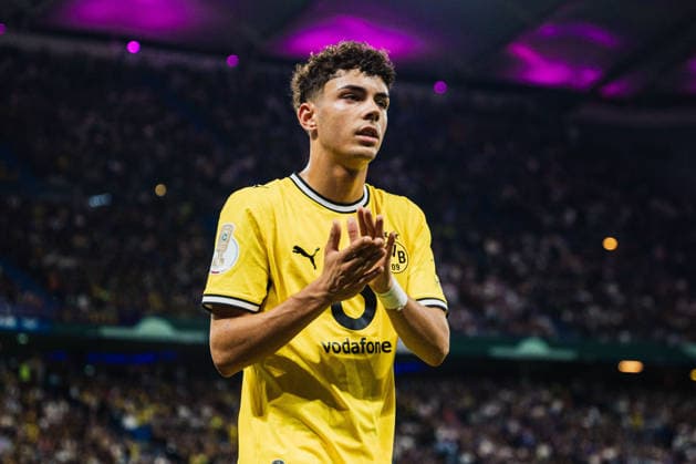 DFB-Pokal: HEBC - Borussia Dortmund, 01.09.2026 Samuele Inacio (Borussia Dortmund, 40) wurde ausgewechselt, klatscht zu den Fans; Fußball, DFB-Pokal, 1. Runde: HEBC vs. Borussia Dortmund am 01.09.2026 im Volksparkstadion, Hamburg DFB REGULATIONS PROHIBIT ANY USE OF PHOTOGRAPHS AS IMAGE SEQUENCES AND OR QUASI-VIDEO. *** DFB Cup: HEBC vs. Borussia Dortmund, September 1, 2026—Samuele Inacio (Borussia Dortmund, age 40) was substituted and clapped for the fans. Soccer, DFB Cup, First Round: HEBC vs. Borussia Dortmund on September 1, 2026, at the Volksparkstadion, Hamburg. DFB regulations prohibit any use of photographs as image sequences and or quasi-video content. Copyright: xBEAUTIFULxSPORTS Tonhäuserx