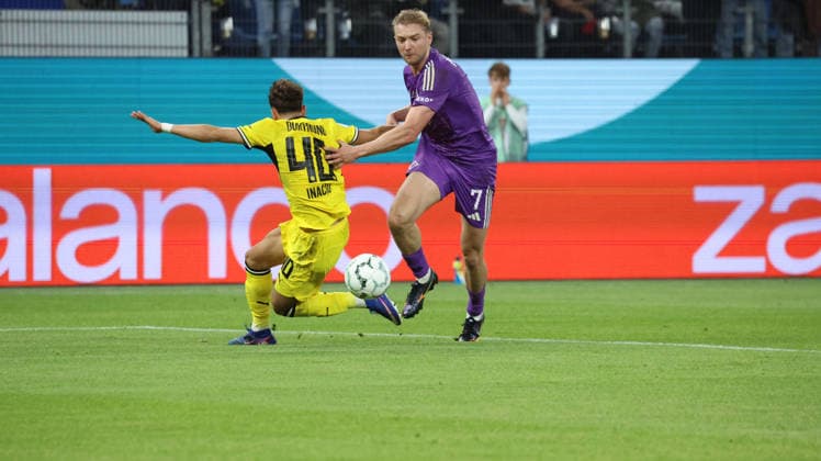 01.09.2026, xrekx, Fussball DFB Pokal 1.Runde, Hamburg-Eimsbütteler Ballsport-Club - Borussia Dortmund v.l. Samuele Inacio (Borussia Dortmund) Tjorven Bastian Dan Koehler (HEBC) Zweikampf, Aktion, action, battle for the ball Hamburg *** September 1, 2026, xrekx, Soccer, DFB Cup First Round, Hamburg Eimsbütteler Ballsport Club vs. Borussia Dortmund, Samuele Inacio, Borussia Dortmund, Tjorven, Bastian, Dan Koehler, HEBC, tackle, action, battle for the ball, Hamburg