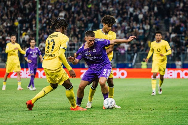 DFB-Pokal: HEBC - Borussia Dortmund, 01.09.2026 Semir Demirovic (HEBC Hamburg, 5) im Zweikampf mit Mathis Albert (Borussia Dortmund, 41) und Carney Chukwuemeka (Borussia Dortmund, 17); Fußball, DFB-Pokal, 1. Runde: HEBC vs. Borussia Dortmund am 01.09.2026 im Volksparkstadion, Hamburg DFB REGULATIONS PROHIBIT ANY USE OF PHOTOGRAPHS AS IMAGE SEQUENCES AND OR QUASI-VIDEO. *** DFB Cup: HEBC vs. Borussia Dortmund, September 1, 2026—Semir Demirovic (HEBC Hamburg, 5) in a tackle with Mathis Albert (Borussia Dortmund, 41) and Carney Chukwuemeka (Borussia Dortmund, 17)—Soccer, DFB Cup, Round 1: HEBC vs. Borussia Dortmund on September 1, 2026, at the Volksparkstadion, Hamburg. DFB regulations prohibit any use of photographs as image sequences and or quasi-video. Copyright: xBEAUTIFULxSPORTS Tonhäuserx