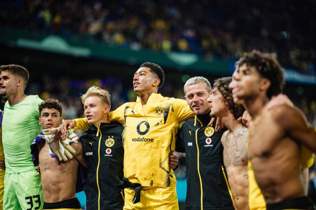 DFB-Pokal: HEBC - Borussia Dortmund, 01.09.2026 Der BVB feiert vor den Fans, hier Jobe Bellingham (Borussia Dortmund, 7); Fußball, DFB-Pokal, 1. Runde: HEBC vs. Borussia Dortmund am 01.09.2026 im Volksparkstadion, Hamburg DFB REGULATIONS PROHIBIT ANY USE OF PHOTOGRAPHS AS IMAGE SEQUENCES AND OR QUASI-VIDEO. *** DFB Cup: HEBC vs. Borussia Dortmund, September 1, 2026. BVB celebrates in front of the fans; pictured here is Jobe Bellingham of Borussia Dortmund. Soccer, DFB Cup, First Round: HEBC vs. Borussia Dortmund on September 1, 2026, at the Volksparkstadion, Hamburg. DFB regulations prohibit any use of photographs as image sequences and or quasi-video. Copyright: xBEAUTIFULxSPORTS Tonhäuserx