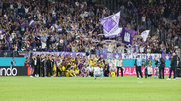 01.09.2026, xrekx, Fussball DFB Pokal 1.Runde, Hamburg-Eimsbütteler Ballsport-Club - Borussia Dortmund v.l. Teamfoto mit den Eimsbütteler Fans ,Stimmung, Schals, Ultras, Zuschauer, Besucher, Choreo, Choreografie, atmosphere, scarves, spectators, visitors Hamburg *** September 1, 2026, xrekx, Soccer DFB Cup 1st Round, Hamburg Eimsbütteler Ballsport Club vs. Borussia Dortmund – Team photo with Eimsbüttel fans, atmosphere, scarves, ultras, spectators, visitors, choreography, Hamburg