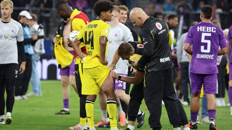 01.09.2026, xrekx, Fussball DFB Pokal 1.Runde, Hamburg-Eimsbütteler Ballsport-Club - Borussia Dortmund v.l. Mathis Albert (Borussia Dortmund) verletzt, Verletzung, Schmerz, Schmerzen, injured, injury, pain, pains Oberschenkel Bandage, Verband, Spielende Hamburg *** September 1, 2026, xrekx, Soccer, DFB Cup First Round, Hamburg Eimsbütteler Ballsport Club vs. Borussia Dortmund, Mathis Albert of Borussia Dortmund injured, injury, pain, pains, thigh, bandage, wrap, end of the game, Hamburg