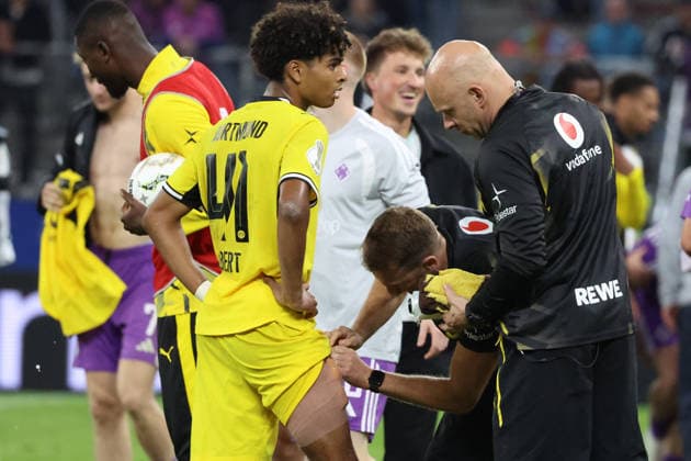 01.09.2026, xrekx, Fussball DFB Pokal 1.Runde, Hamburg-Eimsbütteler Ballsport-Club - Borussia Dortmund v.l. . Mathis Albert (Borussia Dortmund) verletzt, Verletzung, Schmerz, Schmerzen, injured, injury, pain, pains Oberschenkel Bandage, Verband, Spielende Hamburg *** September 1, 2026, xrekx, Soccer, DFB Cup First Round, Hamburg Eimsbütteler Ballsport Club vs. Borussia Dortmund, Mathis Albert (Borussia Dortmund) injured, injury, pain, pains, thigh, bandage, end of the game, Hamburg