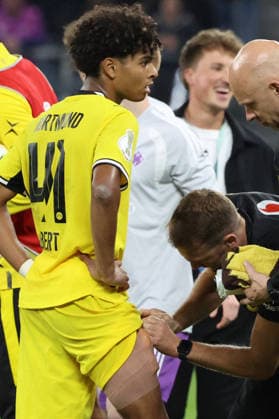01.09.2026, xrekx, Fussball DFB Pokal 1.Runde, Hamburg-Eimsbütteler Ballsport-Club - Borussia Dortmund v.l. . Mathis Albert (Borussia Dortmund) verletzt, Verletzung, Schmerz, Schmerzen, injured, injury, pain, pains Oberschenkel Bandage, Verband, Spielende Hamburg *** September 1, 2026, xrekx, Soccer, DFB Cup First Round, Hamburg Eimsbütteler Ballsport Club vs. Borussia Dortmund, Mathis Albert (Borussia Dortmund) injured, injury, pain, pains, thigh, bandage, wrap, end of the game, Hamburg