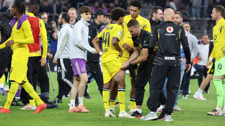 01.09.2026, xrekx, Fussball DFB Pokal 1.Runde, Hamburg-Eimsbütteler Ballsport-Club - Borussia Dortmund v.l. . Mathis Albert (Borussia Dortmund) verletzt, Verletzung, Schmerz, Schmerzen, injured, injury, pain, pains Oberschenkel Bandage, Verband, Spielende Hamburg *** September 1, 2026, xrekx, Soccer, DFB Cup First Round, Hamburg Eimsbütteler Ballsport Club vs. Borussia Dortmund, Mathis Albert (Borussia Dortmund) injured, injury, pain, pains, thigh, bandage, wrap, end of the game, Hamburg