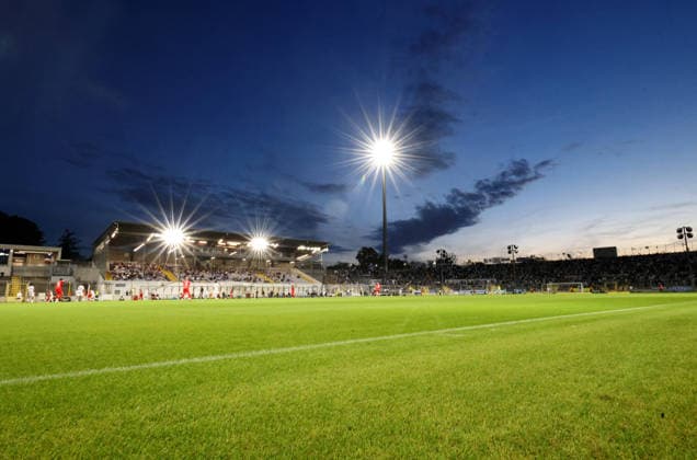 Fussball, Herren, Toto-Pokal, Ahtelfinale, Saison 2026 2027, TSV 1860 München - TSV Buchbach Grünwalder Stadion Hier der Blick im Grünwalder Stadion, Städtisches Stadion an der Grünwalder Strasse auf das Spielfeld, die Haupttribüne und die Westkurve, sowie Flutlicht, Stimmung in der Dämmerung