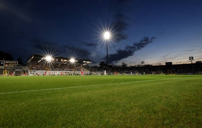 Fussball, Herren, Toto-Pokal, Ahtelfinale, Saison 2026 2027, TSV 1860 München - TSV Buchbach Grünwalder Stadion Hier der Blick im Grünwalder Stadion, Städtisches Stadion an der Grünwalder Strasse auf das Spielfeld, die Haupttribüne und die Westkurve, sowie Flutlicht, Stimmung in der Dämmerung