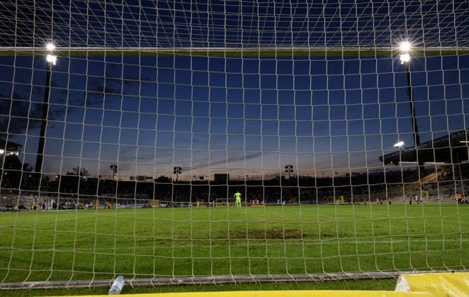 Fussball, Herren, Toto-Pokal, Ahtelfinale, Saison 2026 2027, TSV 1860 München - TSV Buchbach Grünwalder Stadion Hier der Blick im Grünwalder Stadion, Städtisches Stadion an der Grünwalder Strasse auf das Spielfeld, hiter dem Tor auf die Westkurve, sowie Flutlicht, Stimmung in der Dämmerung
