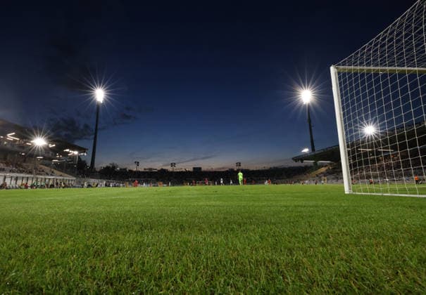 Fussball, Herren, Toto-Pokal, Ahtelfinale, Saison 2026 2027, TSV 1860 München - TSV Buchbach Grünwalder Stadion Hier der Blick im Grünwalder Stadion, Städtisches Stadion an der Grünwalder Strasse auf das Spielfeld, die Haupttribüne und die Westkurve, rechts das Tor, sowie Flutlicht, Stimmung in der Dämmerung