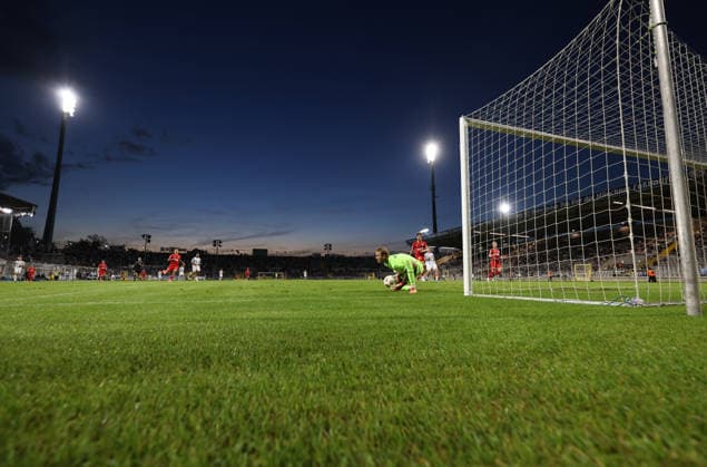 Fussball, Herren, Toto-Pokal, Ahtelfinale, Saison 2026 2027, TSV 1860 München - TSV Buchbach Grünwalder Stadion Hier der Blick im Grünwalder Stadion, Städtisches Stadion an der Grünwalder Strasse auf das Spielfeld, die Haupttribüne und die Westkurve, rechts das Tor, sowie Flutlicht, Stimmung in der Dämmerung, Ludwig Zech (TSV Buchbach) fängt einen Ball ab