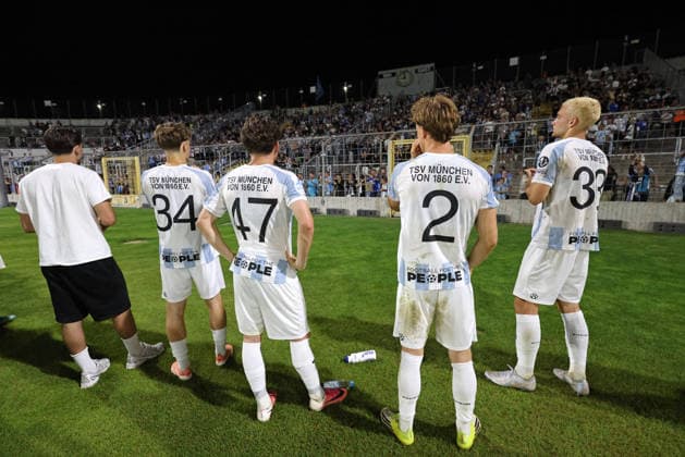 Fussball, Herren, Toto-Pokal, Ahtelfinale, Saison 2026 2027, TSV 1860 München - TSV Buchbach Grünwalder Stadion Die Spieler, Mannschaft des TSV 1860 München nach dem Spiel vor der Westkurve bei den Fans, Ehrenrunde, hier Edon Krasniqi (TSV 1860 München),Lance Fiedler (TSV 1860 München), Julian Bell (TSV 1860 München), Lasse Fassmann (TSV 1860 München)