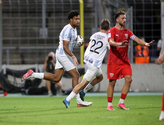 Fussball, Herren, Toto-Pokal, Ahtelfinale, Saison 2026 2027, TSV 1860 München - TSV Buchbach Grünwalder Stadion 1:2 durch Arian Ortivero Calderon (TSV 1860 München) nach einem Strafstoss, Elfmeter, Tor