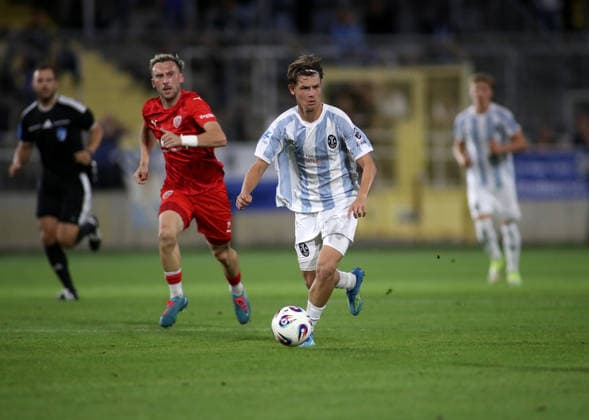 Fussball, Herren, Toto-Pokal, Ahtelfinale, Saison 2026 2027, TSV 1860 München - TSV Buchbach Grünwalder Stadion Raphael Ott (TSV 1860 München) mit Ball im Angriff