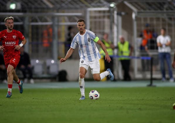 Fussball, Herren, Toto-Pokal, Ahtelfinale, Saison 2026 2027, TSV 1860 München - TSV Buchbach Grünwalder Stadion Dennis Dressel (TSV 1860 München) mit Ball im Laufen