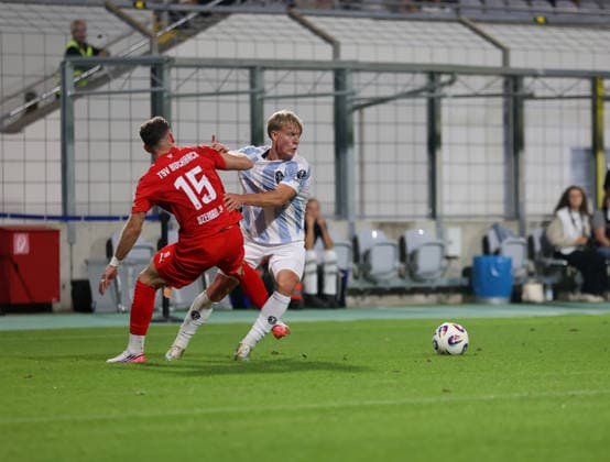 Fussball, Herren, Toto-Pokal, Ahtelfinale, Saison 2026 2027, TSV 1860 München - TSV Buchbach Grünwalder Stadion Faton Dzemailji (TSV Buchbach) (li.) mit Fabio Wagner (TSV 1860 München) (re.) im Zweikampf um den Ball