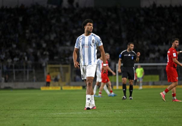 Fussball, Herren, Toto-Pokal, Ahtelfinale, Saison 2026 2027, TSV 1860 München - TSV Buchbach Grünwalder Stadion Arian Ortivero Calderon (TSV 1860 München) stehend auf dem Spielfeld