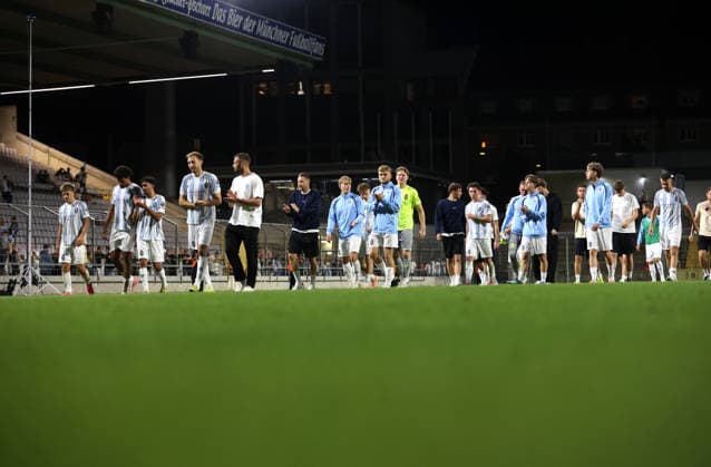 Fussball, Herren, Toto-Pokal, Ahtelfinale, Saison 2026 2027, TSV 1860 München - TSV Buchbach Grünwalder Stadion Die Spieler, Mannschaft des TSV 1860 München nach dem Spiel auf der Ehrenrunde auf dem Spielfeld