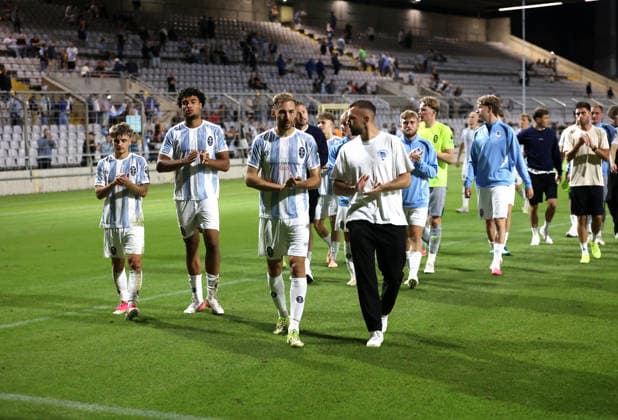 Fussball, Herren, Toto-Pokal, Ahtelfinale, Saison 2026 2027, TSV 1860 München - TSV Buchbach Grünwalder Stadion Die Spieler, Mannschaft des TSV 1860 München nach dem Spiel auf der Ehrenrunde auf dem Spielfeld