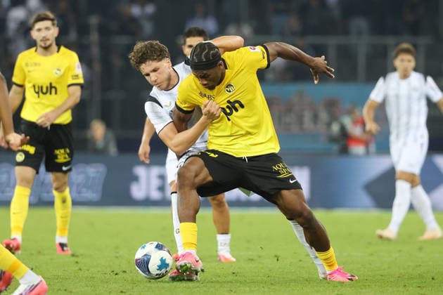 FC Zuerich - Young Boys Leandro Schoedler gegen Samuel Essende 01.09.2026 Zuerich , SCHWEIZ, Stadion Letzigrund Zuerich Fussball Saison 2026 2027 Herren Fussball Super League FC Zuerich - BSC Young Boys Bern Leandro Schoedler (li,FCZ) gegen Samuel Essende (YB)