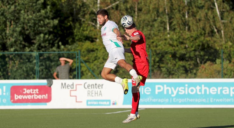 01.09.2026, xfsx, Herren, Fussball, Saison 2026 2027, BFV Verbandspokal, Achtelfinale: TSV Neudrossenfeld - FC Wuerzburger Kickers v.li.: Cristian Fischer (TSV Neudrossenfeld), Luke Hemmerich (FC Wuerzburger Kickers) Neudrossenfeld Deutschland