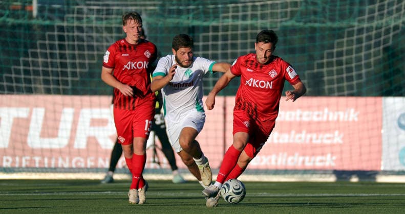 01.09.2026, xfsx, Herren, Fussball, Saison 2026 2027, BFV Verbandspokal, Achtelfinale: TSV Neudrossenfeld - FC Wuerzburger Kickers v.li.: Philipp Ochs (FC Wuerzburger Kickers), Cristian Fischer (TSV Neudrossenfeld), Dominik Meisel (FC Wuerzburger Kickers) Neudrossenfeld Deutschland