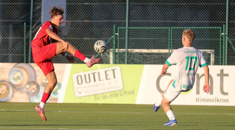 01.09.2026, xfsx, Herren, Fussball, Saison 2026 2027, BFV Verbandspokal, Achtelfinale: TSV Neudrossenfeld - FC Wuerzburger Kickers v.li.: Xaver Kiefersauer (FC Wuerzburger Kickers), Jonas Valentin (TSV Neudrossenfeld) Neudrossenfeld Deutschland