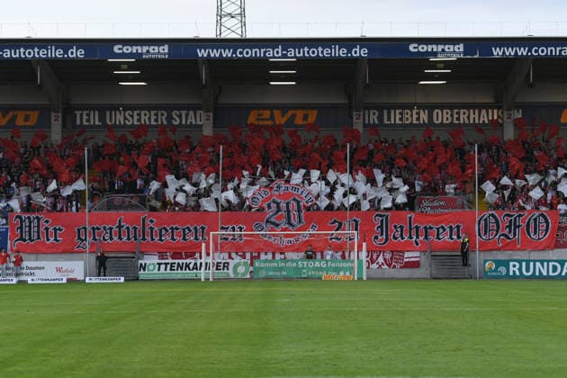 Fußball Regionalliga West 6. Spieltag Rot-Weiß Oberhausen - SV Westfalia Rhynern am 01.09.2026 im Stadion Niederrhein in Oberhausen Choreografie im Oberhausener Fanblock Banner Spruchband mit der Aufschrift: Wir gratulieren zu 20 Jahren OFO ( Old Family Oberhausen )