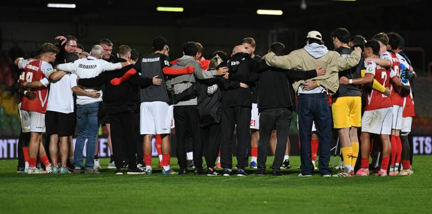 Fußball Regionalliga West 6. Spieltag Rot-Weiß Oberhausen - SV Westfalia Rhynern am 01.09.2026 im Stadion Niederrhein in Oberhausen Spielerkreis Team Rot-Weiß Oberhausen schwört sich nach dem Spiel ein