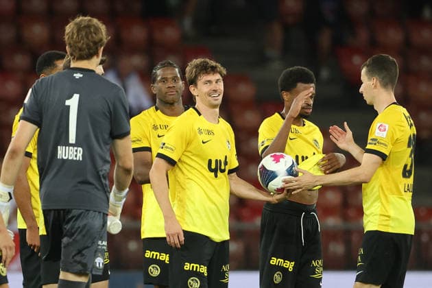 FC Zuerich - Young Boys Christian Fassnacht - Sandro Lauper (YB) 01.09.2026 Zuerich , SCHWEIZ, Stadion Letzigrund Zuerich Fussball Saison 2026 2027 Herren Fussball Super League FC Zuerich - BSC Young Boys Bern Sandro Lauper (re) bringt den Ball Christian Fassnacht (YB) nach dem Spiel (3Tore) . Links Torwart Silas Huber (FCZ)