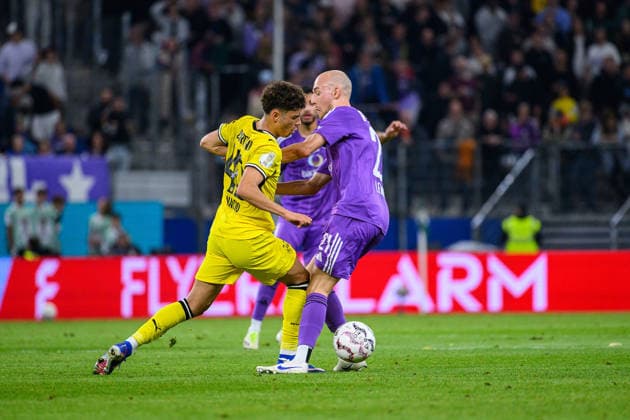 Fußball I Saison 2026-2027 I DFB-Pokal I 1. Runde I HEBC - Borussia Dortmund I 01.09.2026 Samuele Inacio (40, Borussia Dortmund), Fabian Lemke (21, HEBC Hamburg) Hamburg Volksparkstadion Hamburg Deutschland *** Soccer 2026–2027 Season DFB Cup First Round HEBC vs. Borussia Dortmund September 1, 2026 Samuele Inacio (40), Borussia Dortmund; Fabian Lemke (21), HEBC Hamburg Hamburg Volksparkstadion, Hamburg, Germany Copyright: xLobecax xHenningxRohlfsx