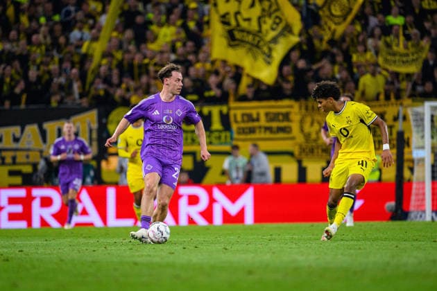 Fußball I Saison 2026-2027 I DFB-Pokal I 1. Runde I HEBC - Borussia Dortmund I 01.09.2026 Moses Magens (22, HEBC Hamburg), Mathis Albert (41, Borussia Dortmund) Hamburg Volksparkstadion Hamburg Deutschland *** Soccer 2026–2027 Season DFB Cup First Round HEBC vs. Borussia Dortmund September 1, 2026 Moses Magens (22), HEBC Hamburg; Mathis Albert (41), Borussia Dortmund Volksparkstadion, Hamburg, Germany Copyright: xLobecax xHenningxRohlfsx