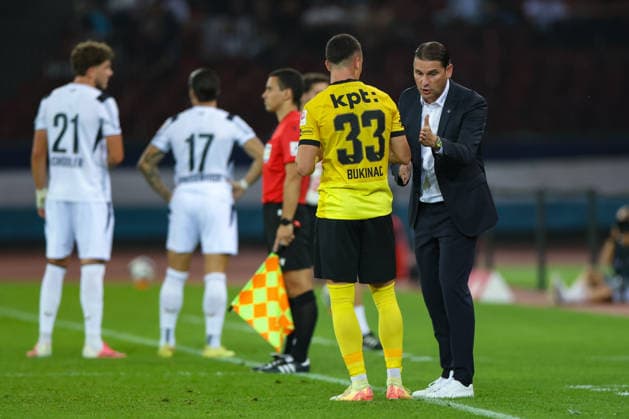1. September 2026, Fussball, Brack Super League 2026 27, Runde 6, FC Zürich vs. BSC Young Boys, Stadion Letzigrund, Zürich, Schweiz Gerry Seoane (Trainer, BSC Young Boys, re.) mit Anweisungen an Stefan Bukinac (33, BSC Young Boys) Photo: Urs Ottiger