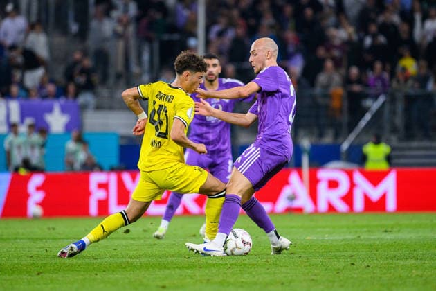 Fußball I Saison 2026-2027 I DFB-Pokal I 1. Runde I HEBC - Borussia Dortmund I 01.09.2026 Samuele Inacio (40, Borussia Dortmund), Fabian Lemke (21, HEBC Hamburg) Hamburg Volksparkstadion Hamburg Deutschland *** Soccer I 2026–2027 Season I DFB Cup I First Round I HEBC vs. Borussia Dortmund I September 1, 2026 Samuele Inacio (40), Borussia Dortmund, Fabian Lemke (21), HEBC Hamburg, Hamburg Volksparkstadion, Hamburg, Germany Copyright: xLobecax xHenningxRohlfsx