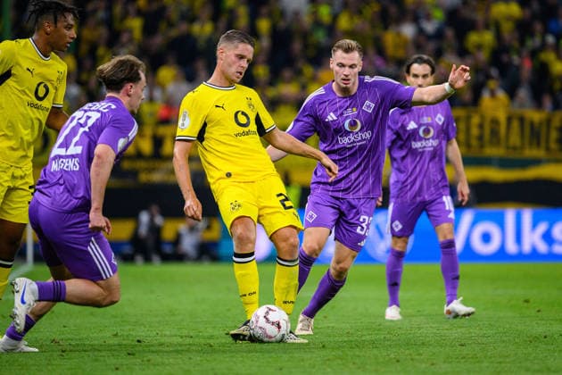 Fußball I Saison 2026-2027 I DFB-Pokal I 1. Runde I HEBC - Borussia Dortmund I 01.09.2026 Joey Veerman (25, Borussia Dortmund), Christopher Grünewald (33, HEBC Hamburg) Hamburg Volksparkstadion Hamburg Deutschland *** Soccer I 2026–2027 Season I DFB Cup I First Round I HEBC vs. Borussia Dortmund I September 1, 2026 Joey Veerman 25, Borussia Dortmund, Christopher Grünewald 33, HEBC Hamburg, Hamburg Volksparkstadion, Hamburg, Germany Copyright: xLobecax xHenningxRohlfsx